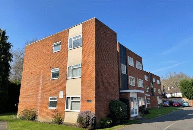 Flat to rent in Alwyne Court, Woking, Surrey