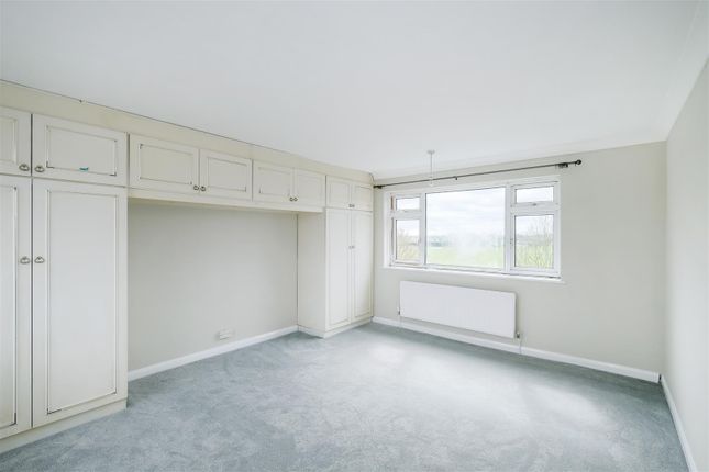 Flat to rent in Barnes Court, Durham Avenue, Woodford Green
