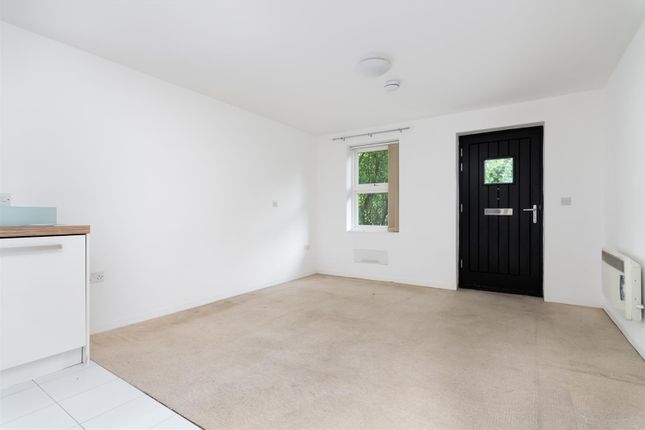 Flat 8, Blacksmiths Court,, 567 Bath Road, West Drayton photo 2