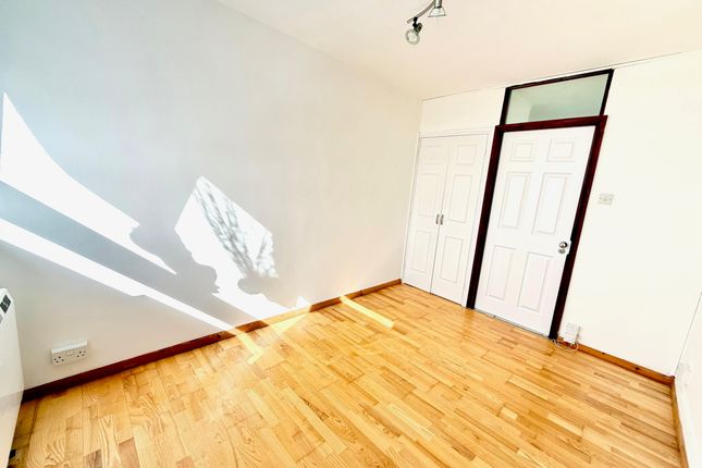 Flat 61, London photo 3