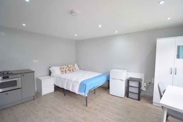 Room to rent in Henchman Street, London