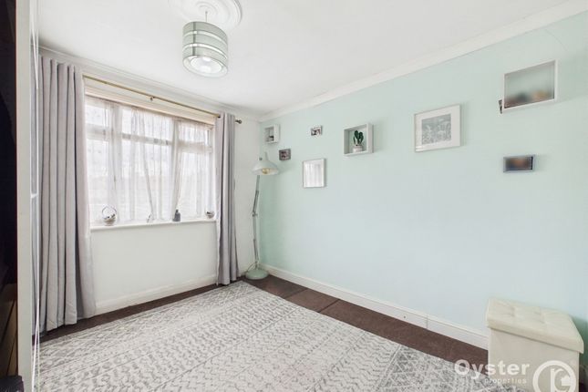 25 D'Arcy Gardens, Harrow photo 3