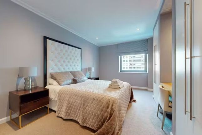 Thumbnail Flat to rent in Canary Wharf - South Quay, Discovery Dock Apartments East, 3 South Quay Square, London