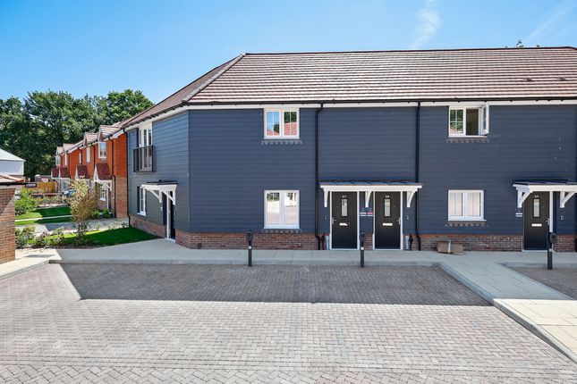 25c, Burstow Grove, Horley photo 3