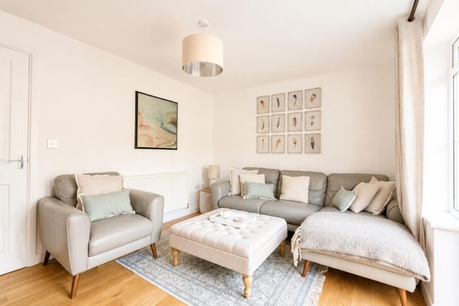 6, Emmetts Close, Ashford photo 3
