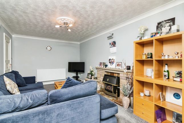 7, Seavert Close, Lowestoft photo 2