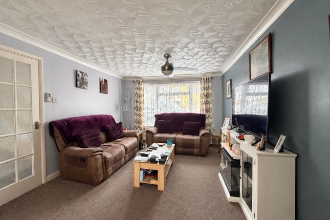 32, Falcon Road, Barry photo 3
