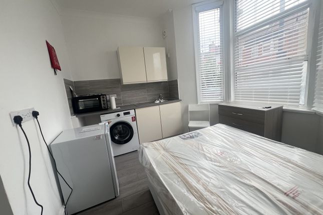 76 , La Rose Lane, London photo 2