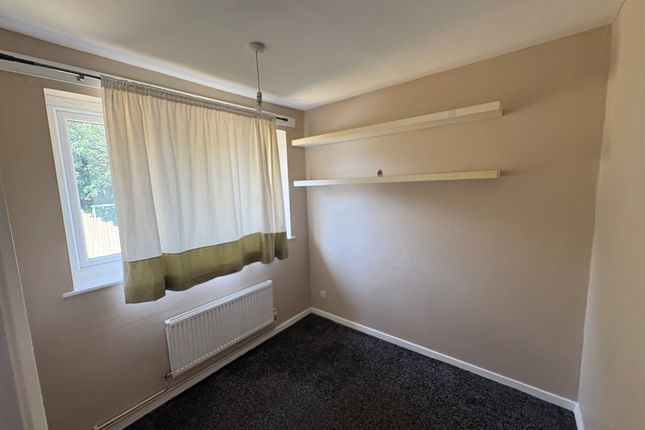 15, Whincover Gardens, Leeds photo 5
