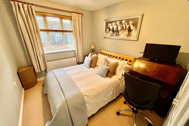 53 Hopton Grove, Newport Pagnell photo 3
