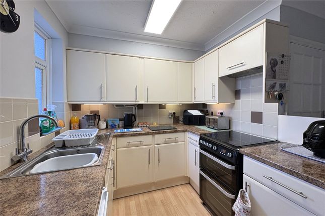 42, Gillian Avenue, Hampshire photo 4