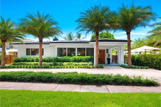 Villa for sale in 2575 Pine Tree Dr, Miami Beach, Florida, Usa