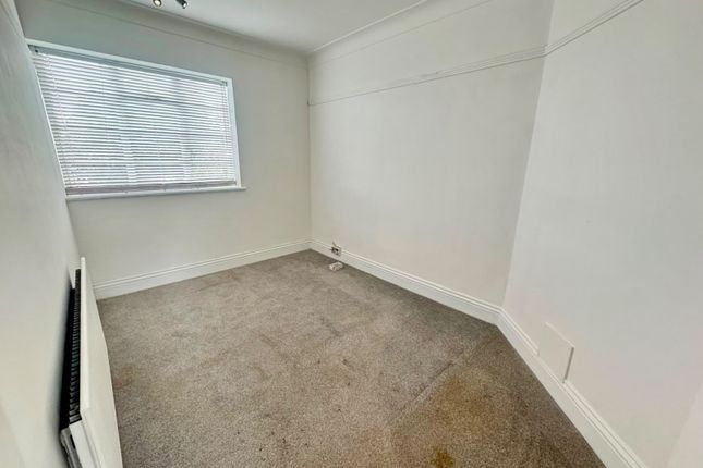16 Byron Mansions, Corbets Tey Road, Upminster photo 5