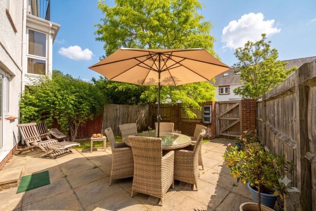 8, Lakeside Drive, Chobham photo 2
