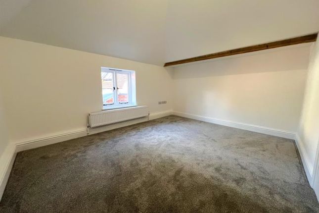 Flat to rent in High Street, Ripley, Woking