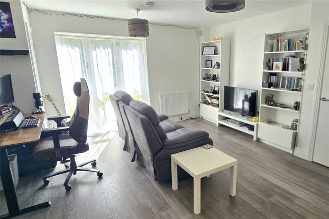 Flat 1, Flynn House, 20, Woodside Close, Surrey photo 3
