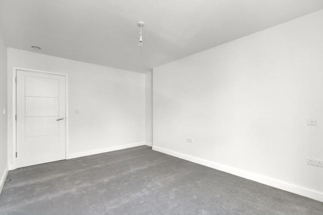 Flat to rent in Landmark Court, 30 Queens Road, Weybridge, Surrey
