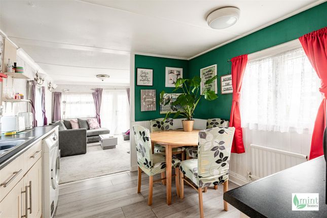 11, Rose Park, Addlestone photo 4