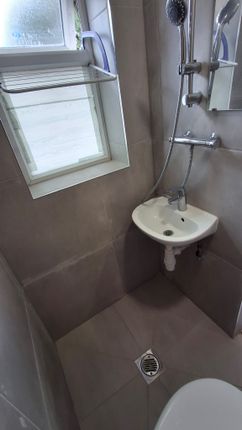 Studio flat on 4, Charnwood Close, New Malden, £1,150/mo