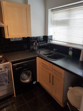 Room to rent in Globe Road, London