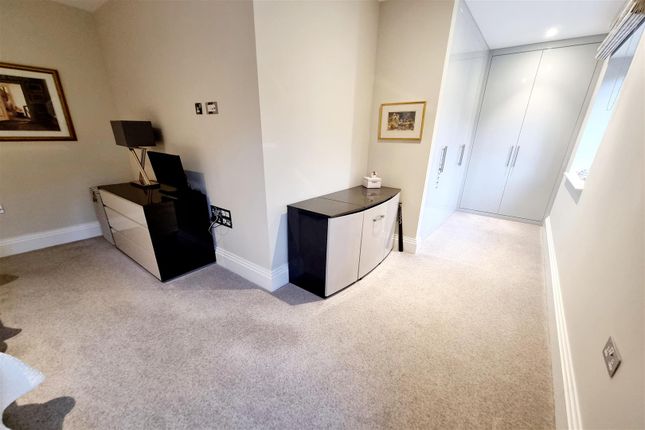 Flat for sale in Manor Wood Lodge, Coombehurst Close, Hadley Wood
