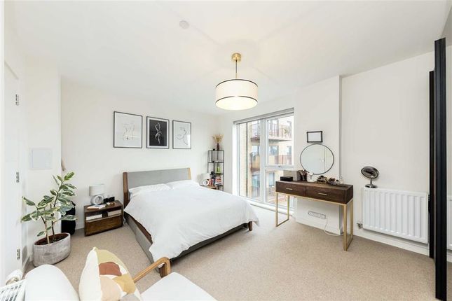 Flat for sale in Greenwich High Road, London