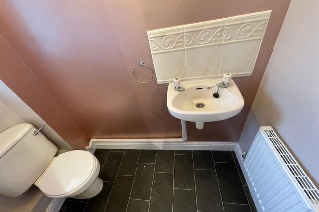 4, Lytham Close, Grantham photo 2