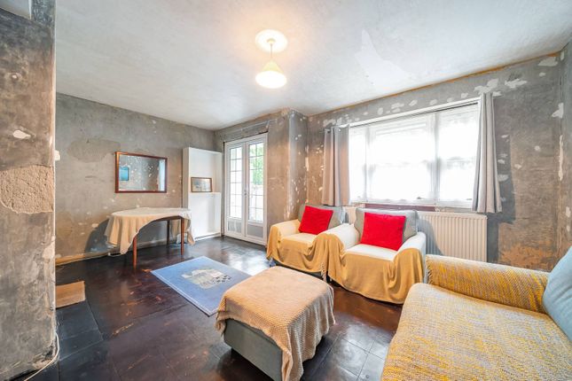Thumbnail Flat for sale in Mandeville House, Clapham, London