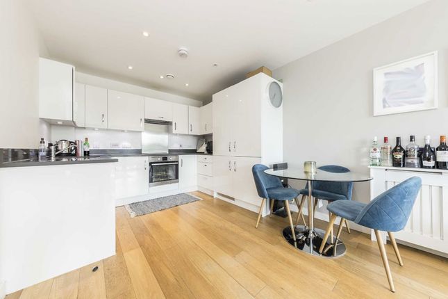 Flat 27, Lighterage Court, High Street, Brentford photo 3
