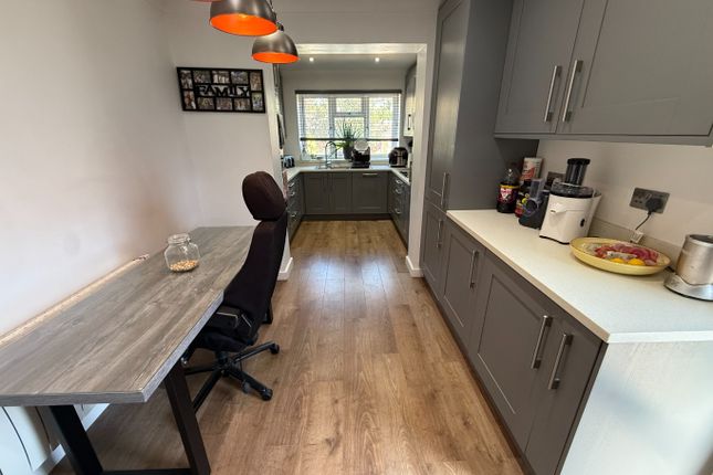 28, Holmwood Close, Dunstable photo 3