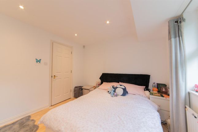 Flat for sale in Lincoln Court, Rickard Close, Hendon, London