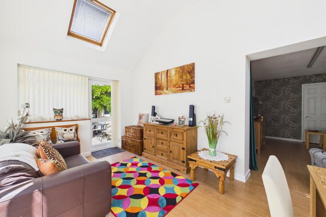 23, Lime Tree Way, Porthcawl photo 3