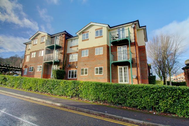 Thumbnail Flat for sale in Alexandra Park, Queen Alexandra Road, High Wycombe, Buckinghamshire