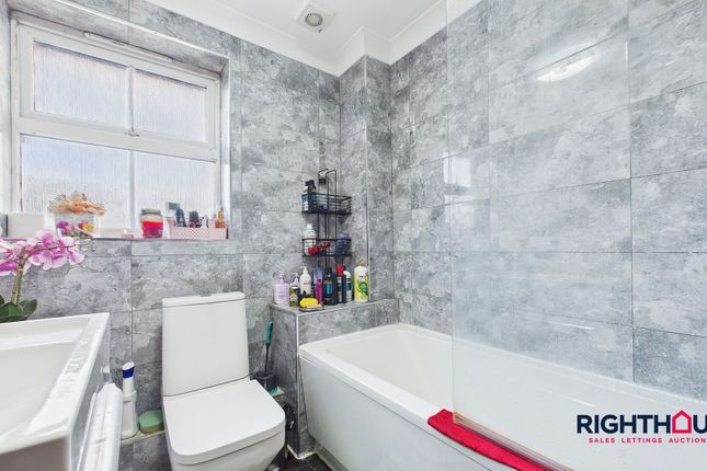 4 Barden Avenue, Bradford photo 3