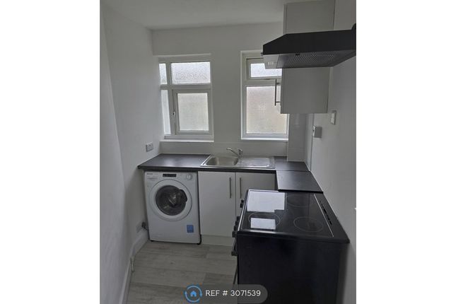 Flat, Chestnut Rise, London photo 2