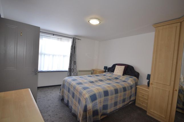 Flat to rent in Chamberlayne Avenue, Wembley