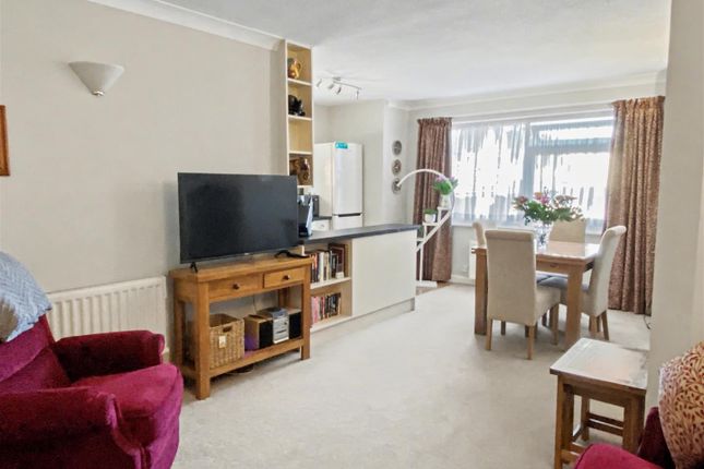 18 Griffin Court, Griffin Way, Great Bookham photo 2