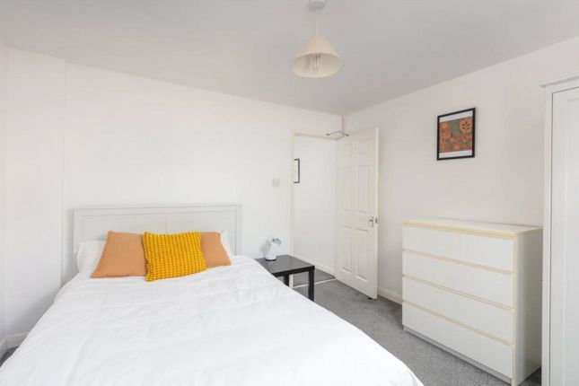 37A Almorah Road, London photo 3