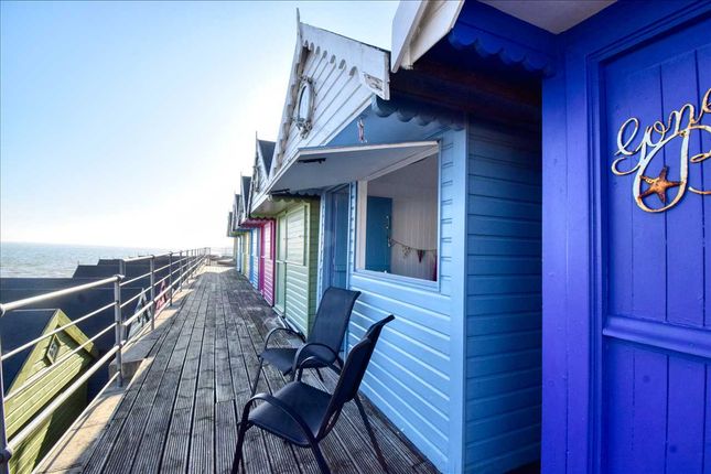 43, Southcliff Beach Hut, Walton on the Naze photo 2