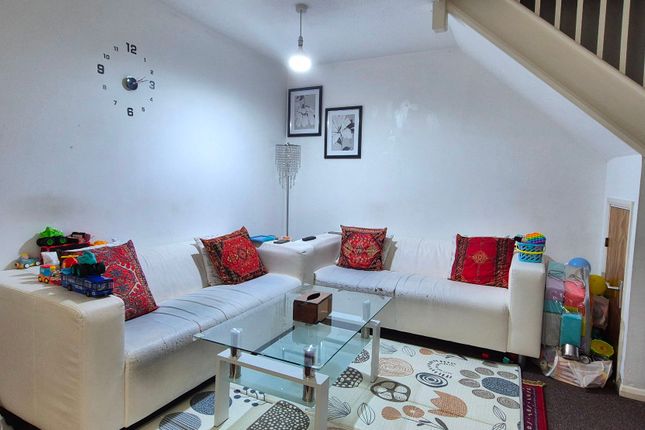 23 Hawthorn Close, Hounslow photo 2