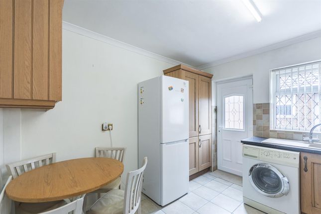 14, Leslie Grove, Nottingham photo 4