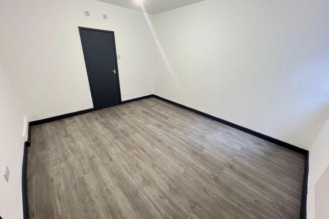 Flat to rent in Saffron Lane, Leicester