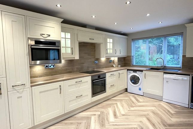 1a, Greenfield Court, Leeds photo 2