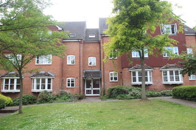 Flat to rent in Swan Close, Rickmansworth