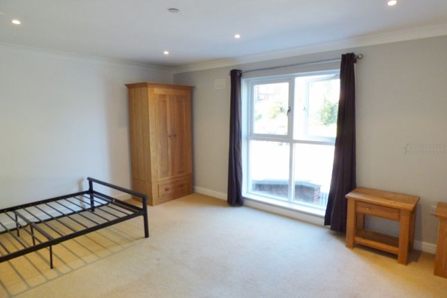 Flat 13, Leatherhead photo 2