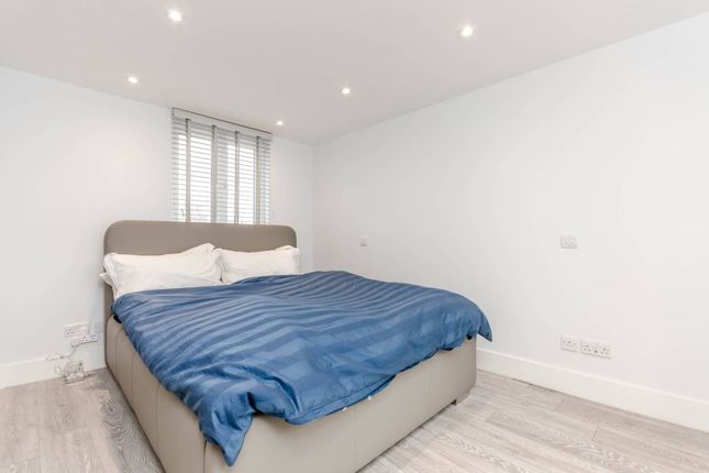 Thumbnail Flat to rent in Antrobus Road, Chiswick, London