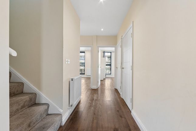 Flat 9, King Court, 3, Dod Street, London photo 4
