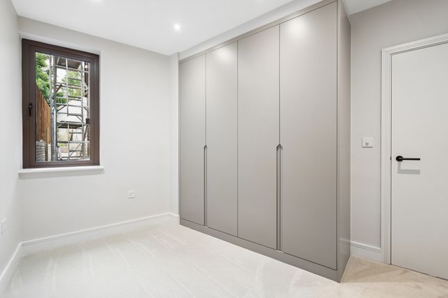 2, 42, Lynton Road, Acton photo 3
