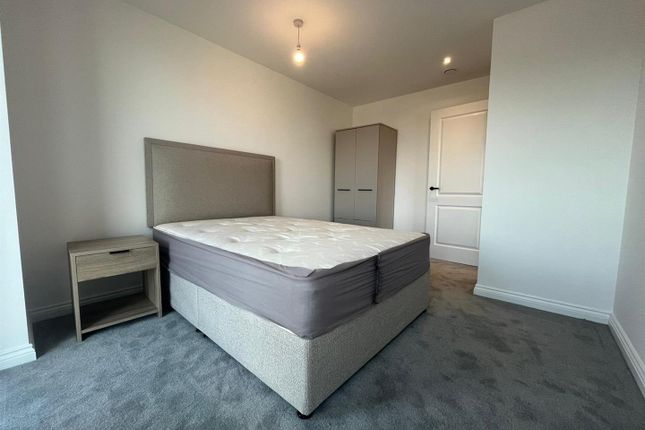 Flat to rent in Springwell Gardens, Whitehall Road, Leeds