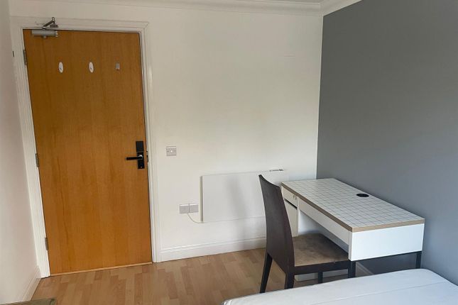 Room 2 Flat 3, Clarence House 152 North Row, Milton Keynes photo 2